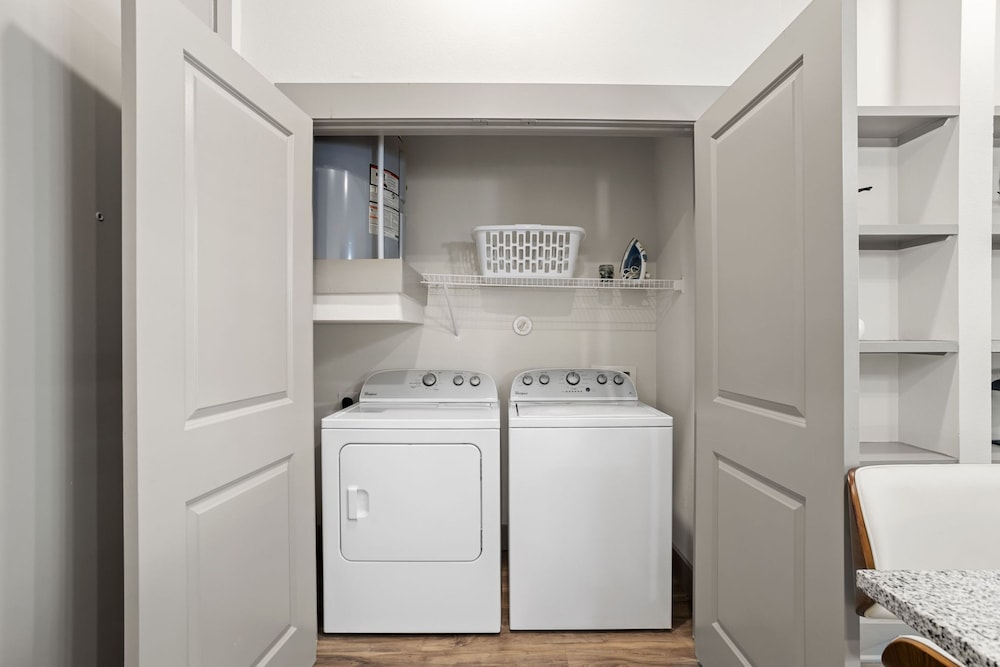 White Rock Lakewood Hideaway Pet-friendly Pool