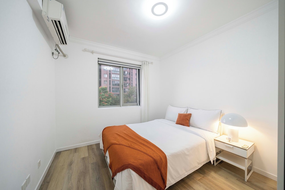Tyms 4BR 2BA APT Riverside