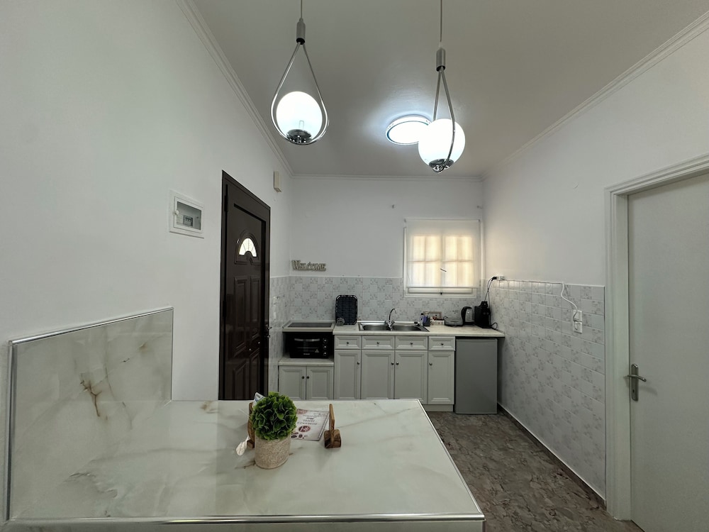 Nikos Apartments
