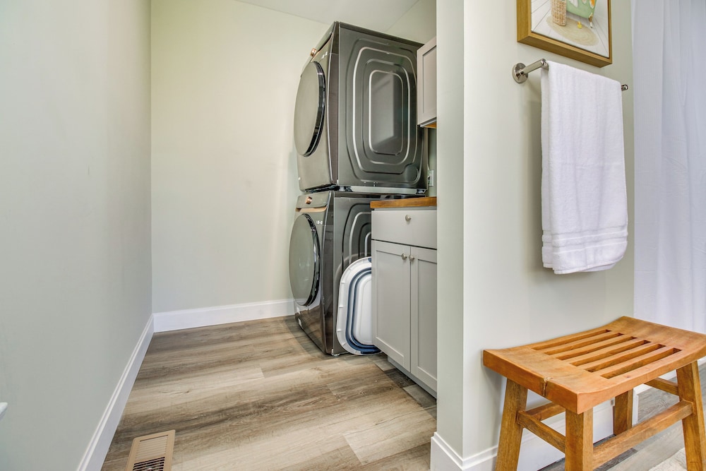 2 Mi to Dtwn Cincinnati: Home w/ Fenced Yard!