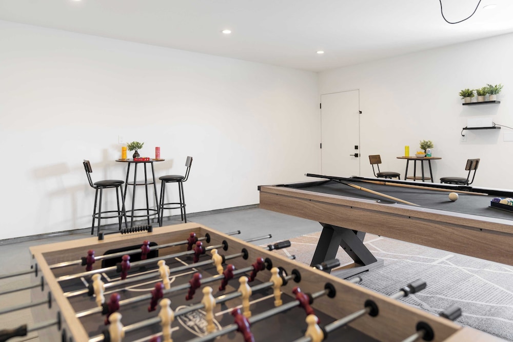 Bocce, Pool+spa, Game Room, Firepit Modern Oasis Yucca Haven by Avantstay