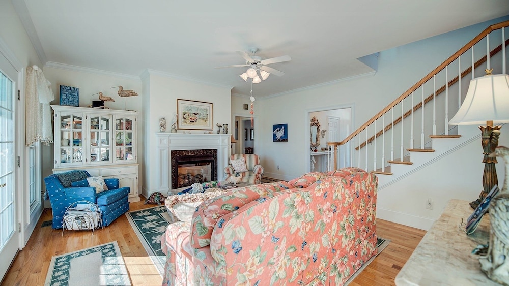 Inviting Beach Retreat With Wonderful Lake Views To Relax And Enjoy 5 Bedroom Home by Peace Vacations