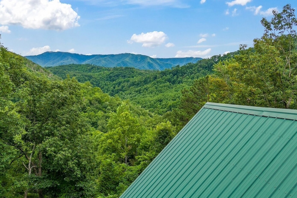 Triple Mountain View Stunning 4 BDR Cabin w/ Private Hot Tub, Game Room
