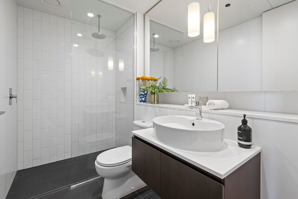 Chic 1-bed With Balcony Views and Amenities
