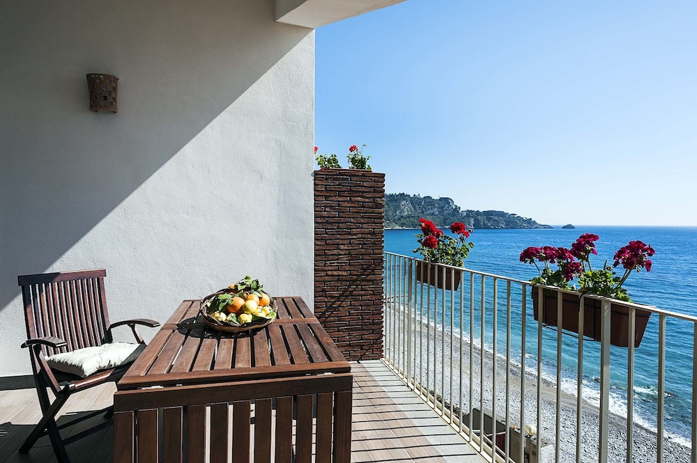 Alyssa 1 en Taormina — balance & terrace