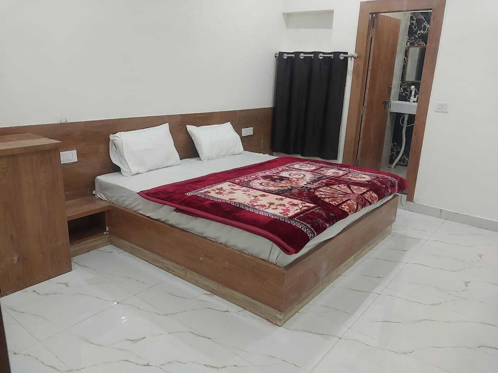Ladlee Palace Guest House