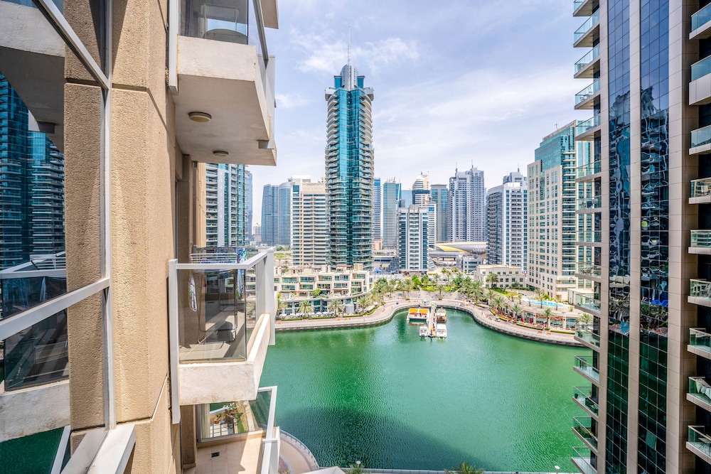 Tanin - Exquisite Marina View Apartment With Balcony — balance & terrace