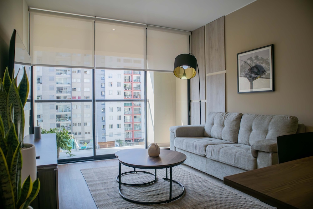 w Striking 1BR w Perfect Balcony Near Kennedy Park