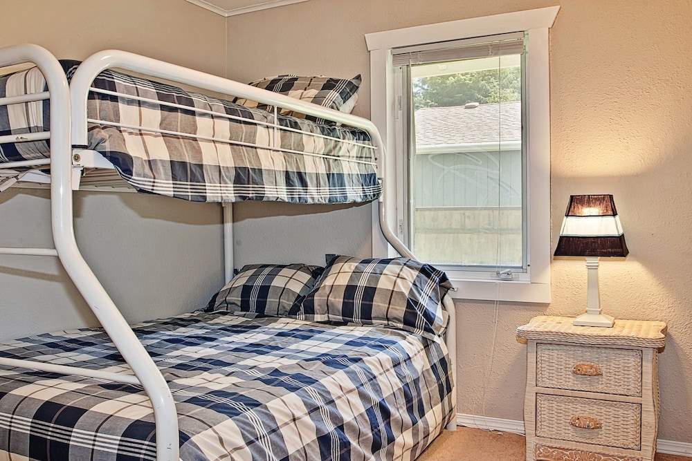 Ten Pines Cottage in Hoquiam
