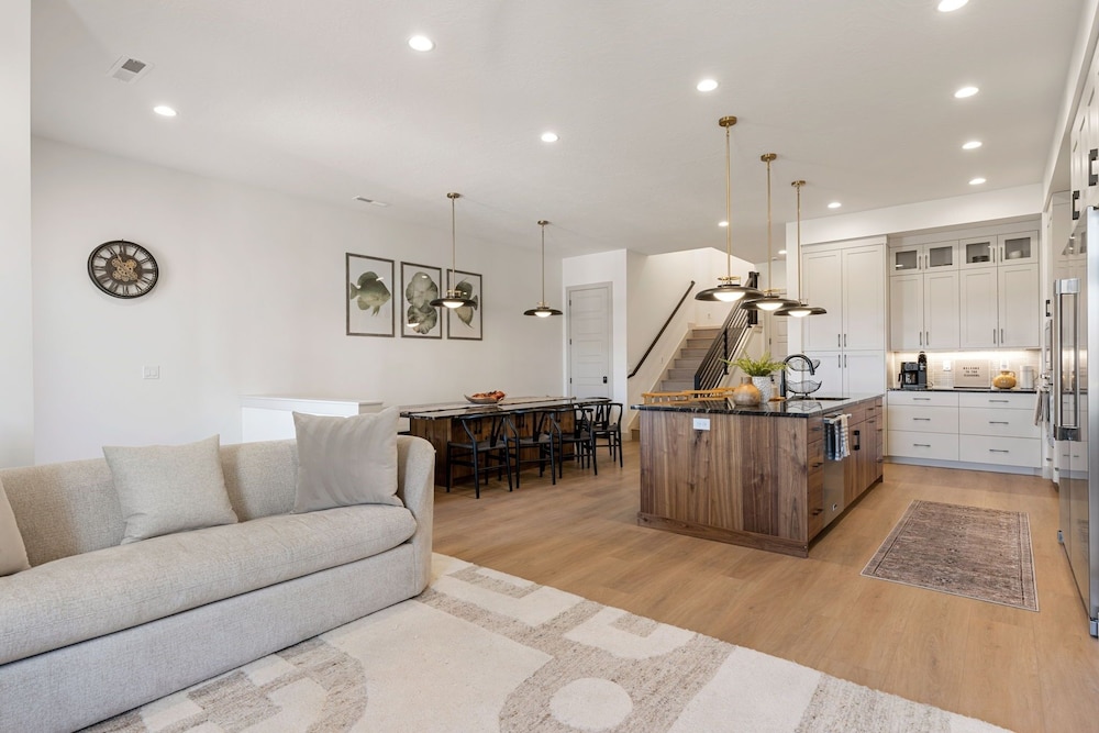 The Fish Bowl 6 Bedroom Townhouse