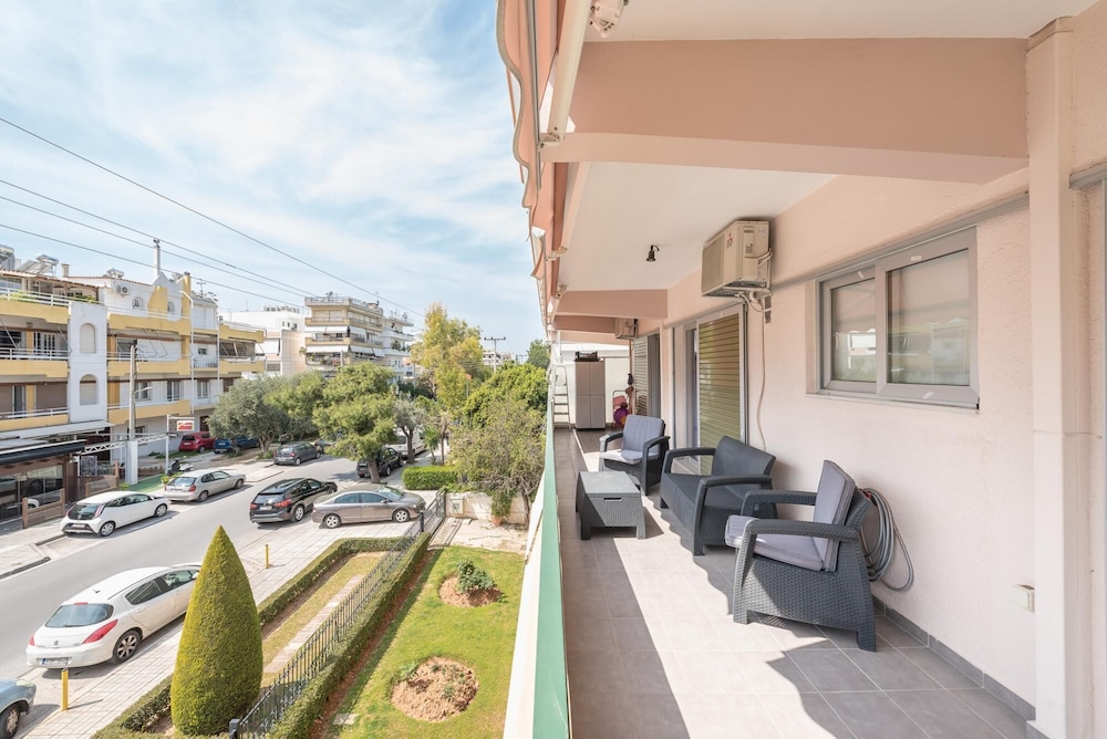 An Impressive 2 bdr Apt in Glyfada photo 4