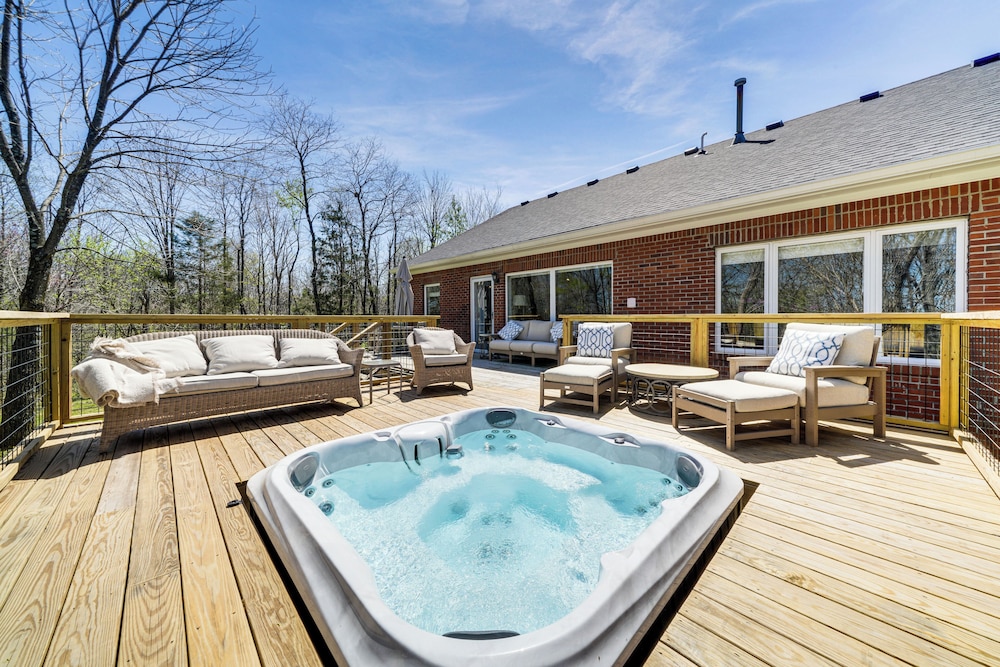 Hot Tub, Deck & Fire Pit: Chic Louisville Home!