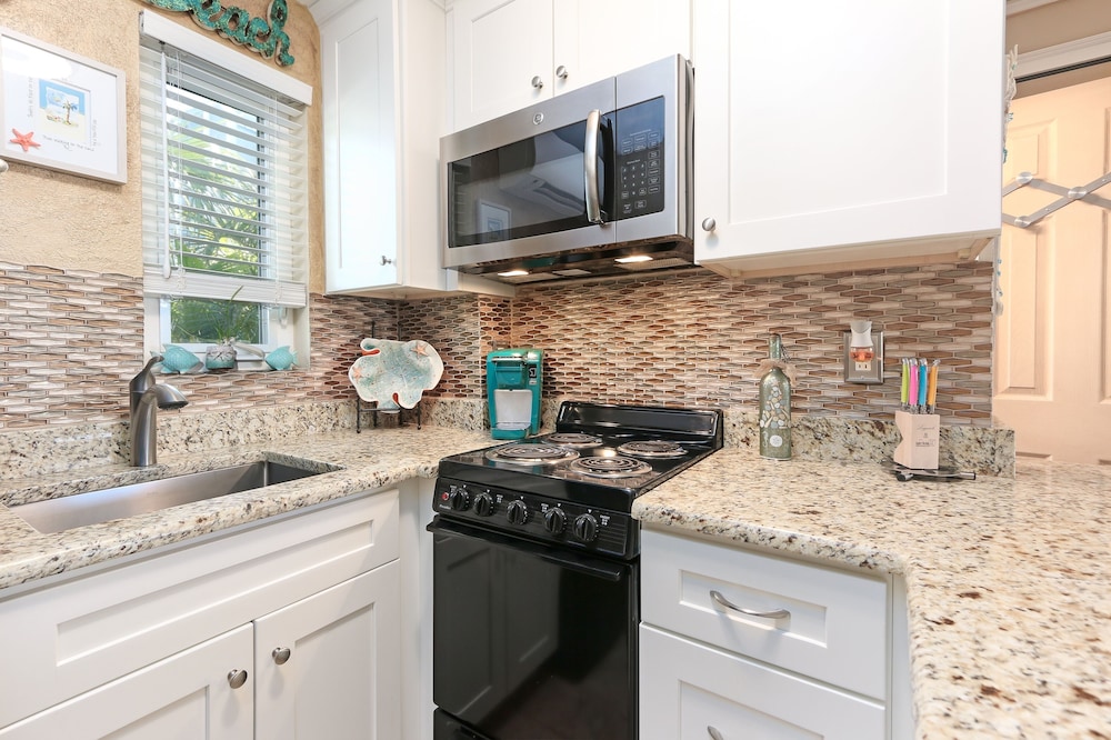 Tropic Terrace #38 - Beachfront Rental 1 Bedroom Condo by RedAwning view 4