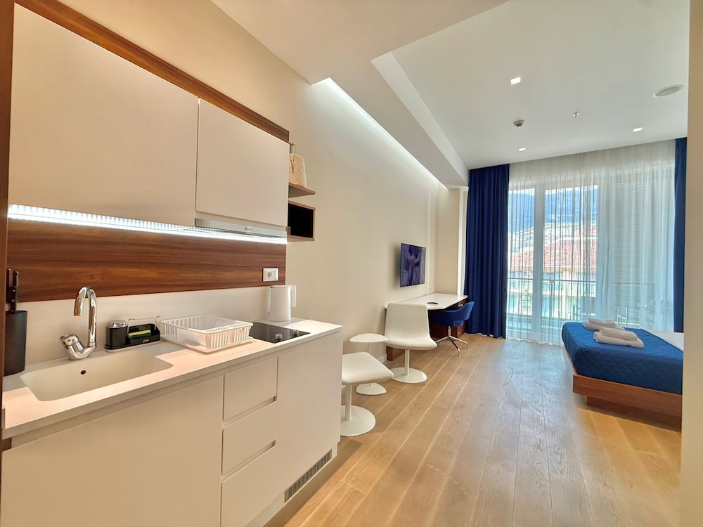 Condo Studio Plaza