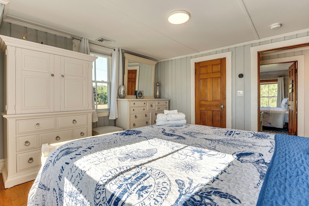 Hot Tub & Fireplace: Coastal Getaway in Maine