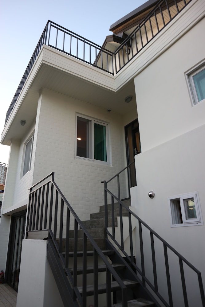 Zzzip Guest House - Hostel