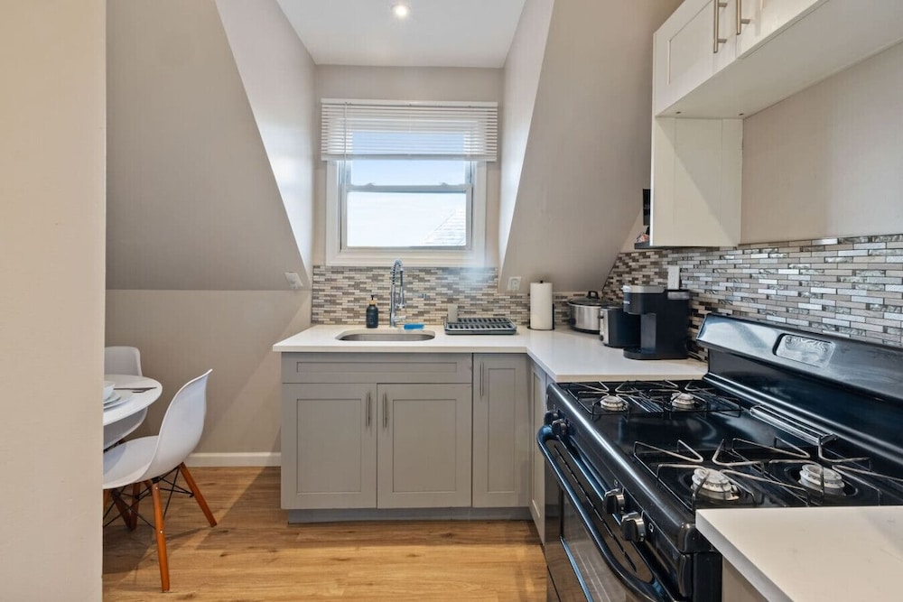 Modern 2BR Near NYC With Free Parking Workspace