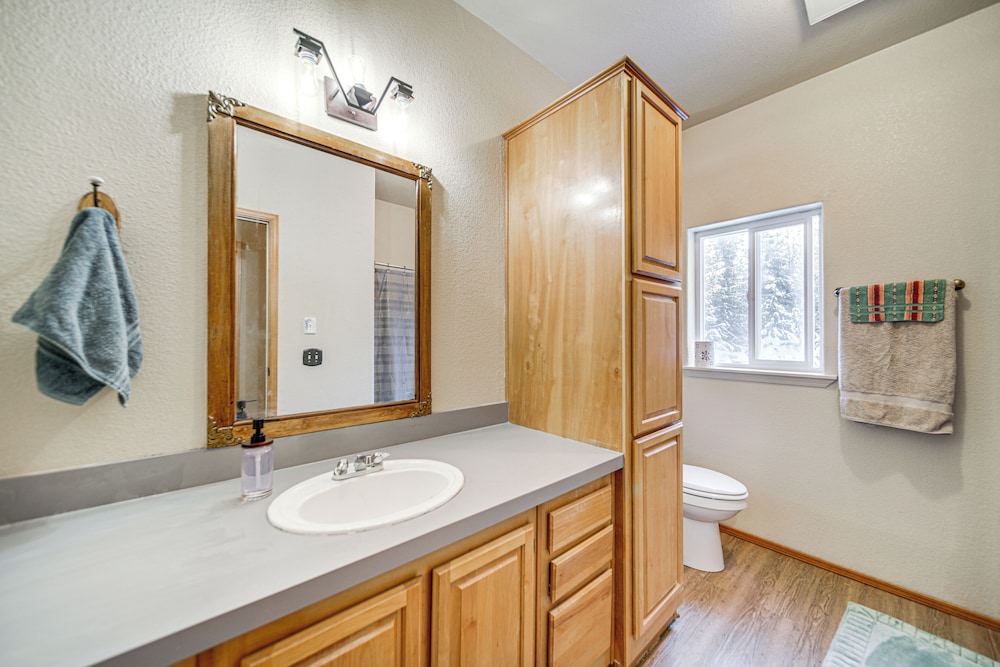 11 Acres of Adventure! Woodsy Mead Stay w/ Trails
