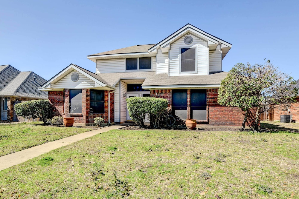4 Mi to Joe Pool Lake: Home in Grand Prairie view 3