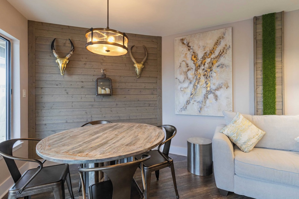 2 Condos, Steps to the Beach Pool+hot Tub, Balcony Lounge Triton & Sea Haven