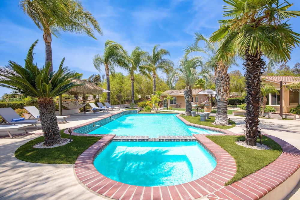 Villa Verdot by Avantstay Spectacular 6 BR Estate w Pool Hot Tub Tennis B-ball Courts