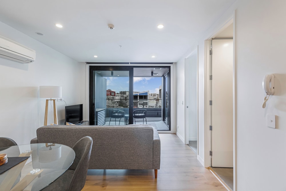 Stylish Apt+Balcony+Full Amenities Zodiak Stays