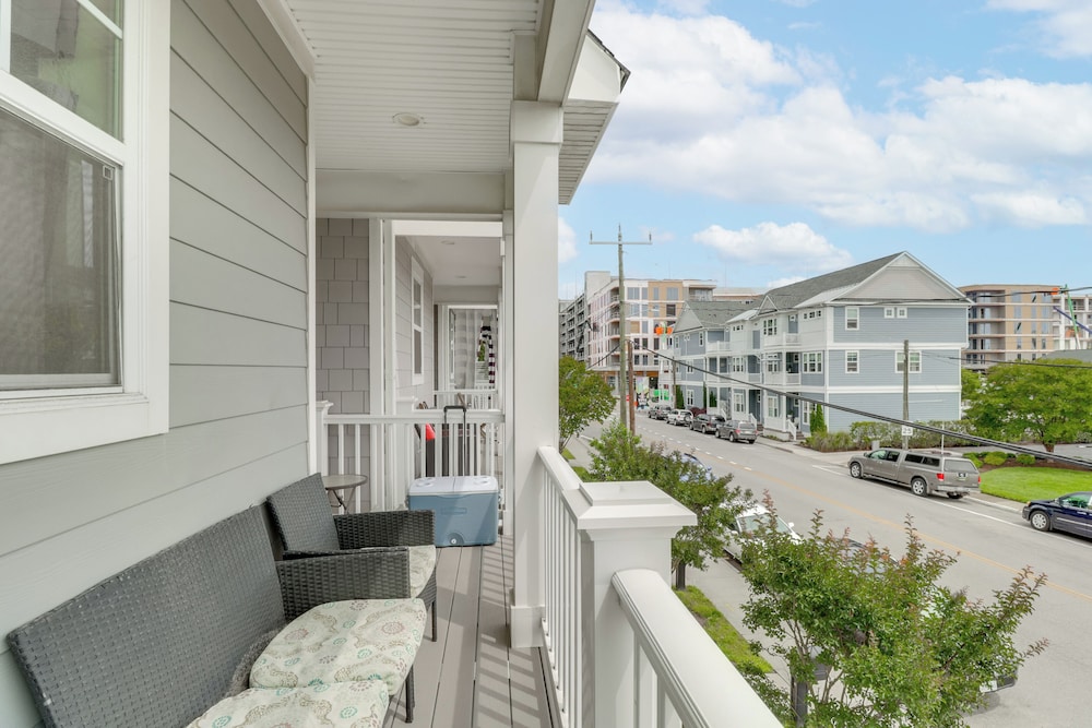 Walk to Ocean: Group Getaway in Virginia Beach!
