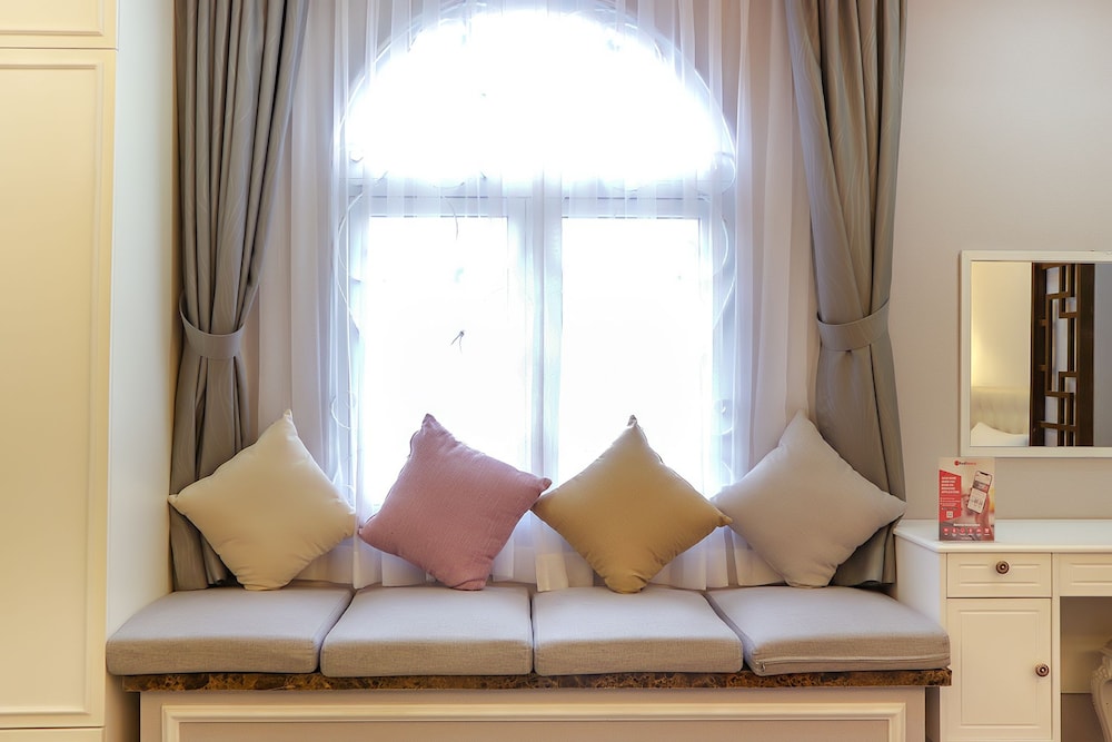 RedDoorz Premium @ Nguyen Oanh Street