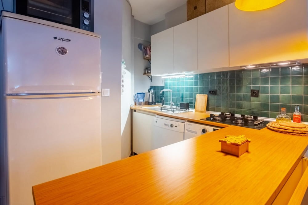 Eclectic Flat Near Metro With Terrace in Kadikoy