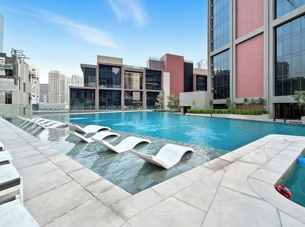 Elegant 3BR Canal & Burj Khalifa Views