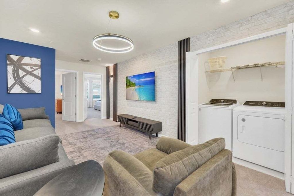The Cutest Tonwhome & Private Splash Pool! 5 Bedroom Townhouse