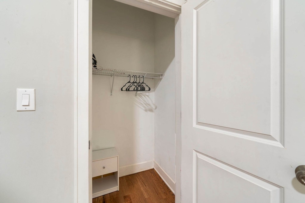 Spacious Pilsen 4 Bed 4 Bath Family Retreat