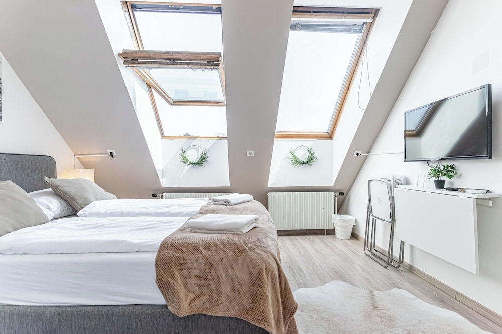 Stunning 12BR Floor For 24 People
