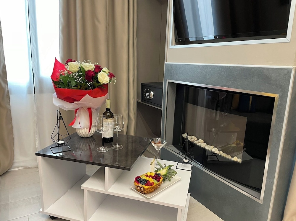 LUXSUITES