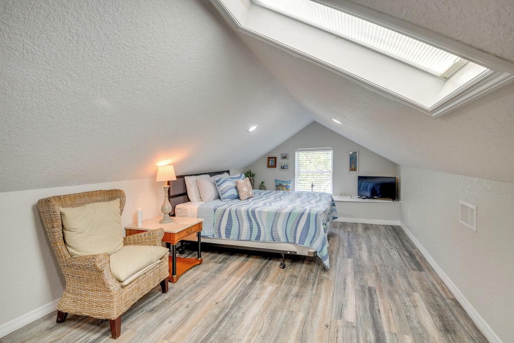 2 Blocks to Canal St: New Smyrna Beach Home