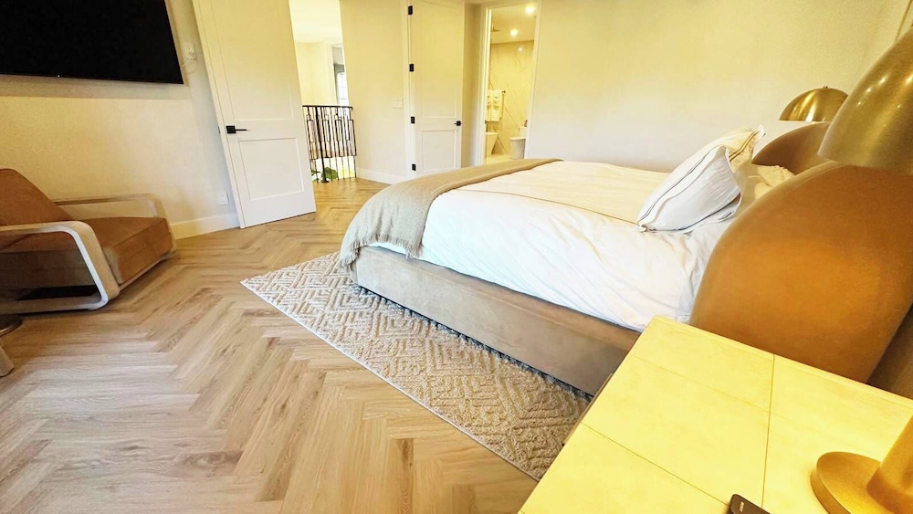 New 5 Bedroom Modern Villa on Golf Course