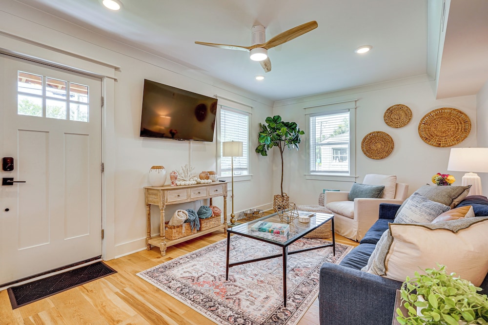 Dtwn Retreat w/ Game Room! Walk to Hampton Park