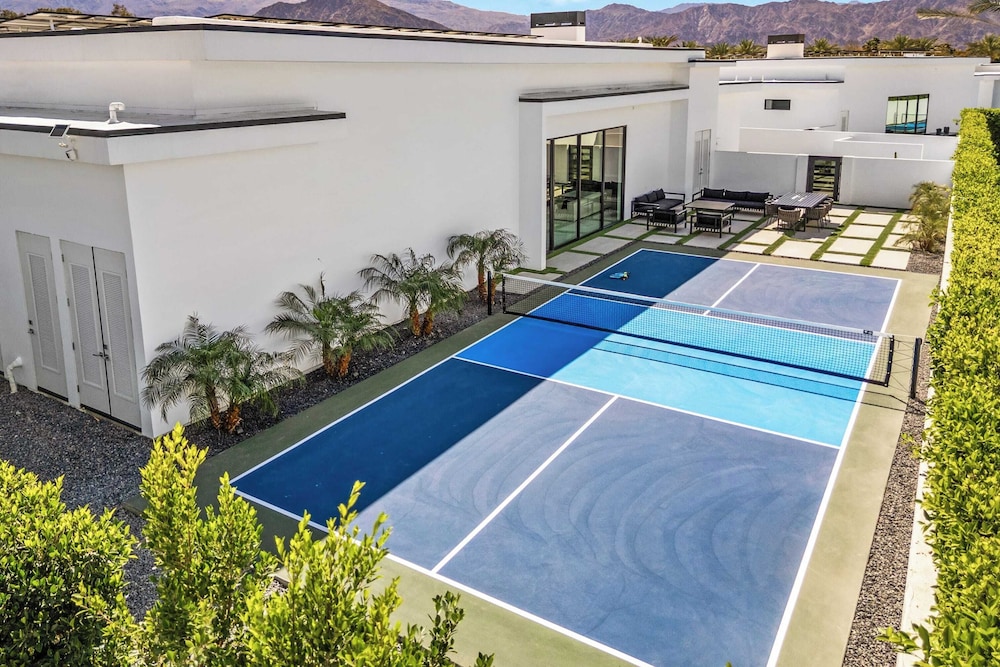 Sleeps 23 Pool, Hot Tub & Putting Green Minutes to Golf & Dining Bravo Villa #7 by Avantstay