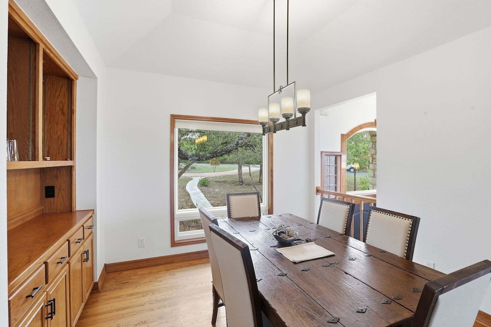 4br Leander Retreat With Hot Tub & Views 4 Bedroom Home