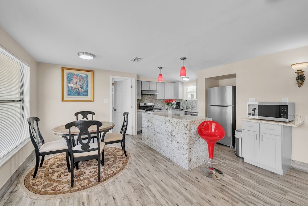 Elwood Park Gem: Spacious 3br Prime Location 3 Bedroom Home
