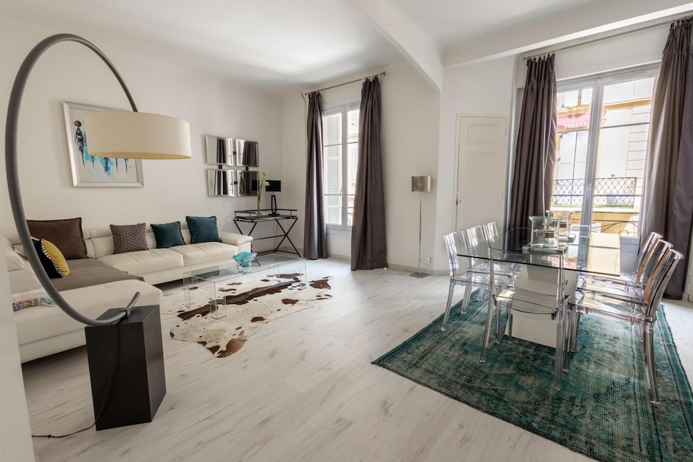 Centrally Located Modern 2 Bed Apartment in Cannes With Aircon and High Ceilings and Modern Design - 696