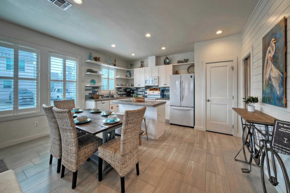 Sleeps 20 2 Homes in Mercer Village w/ Pool Heart of Old Town, Walkable