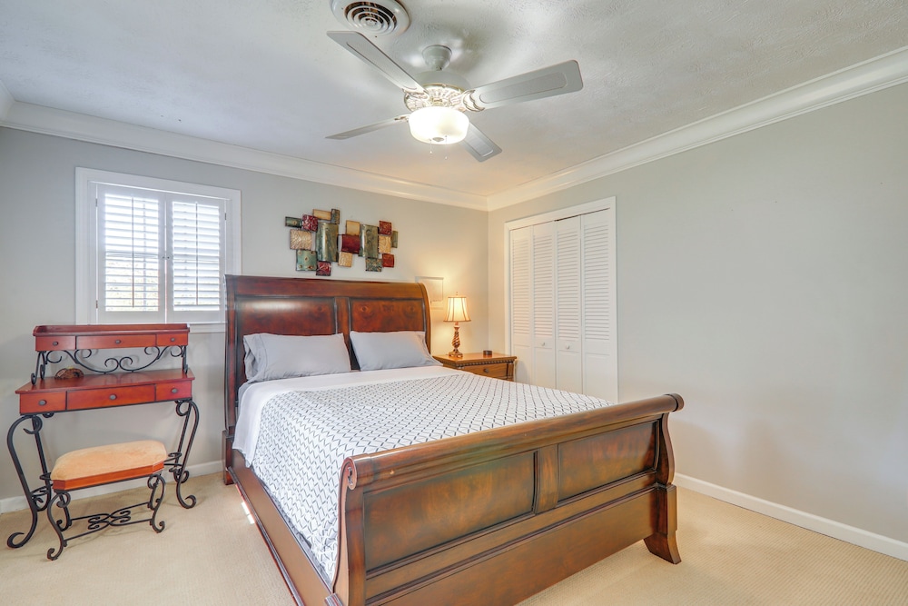 Game Room + Pond: Spacious Gainesville Getaway!
