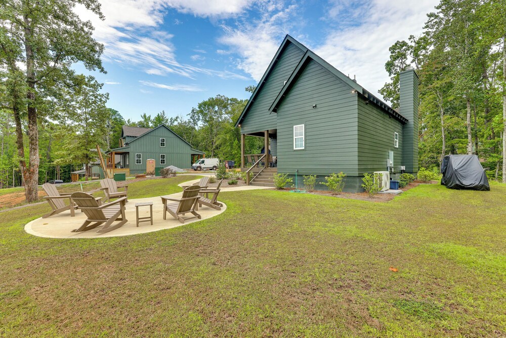 Walk to Lake Martin: Water-view Retreat w/ Deck!