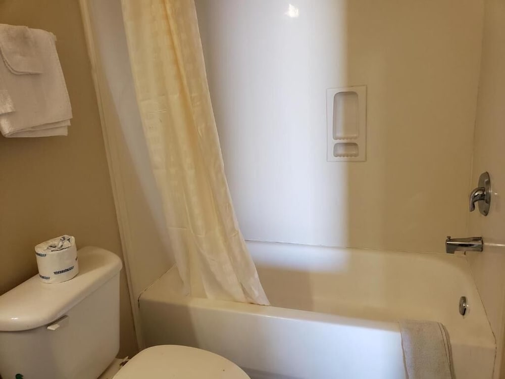 Crossroads Inn & Suites