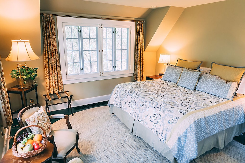 Four Mounds Inn