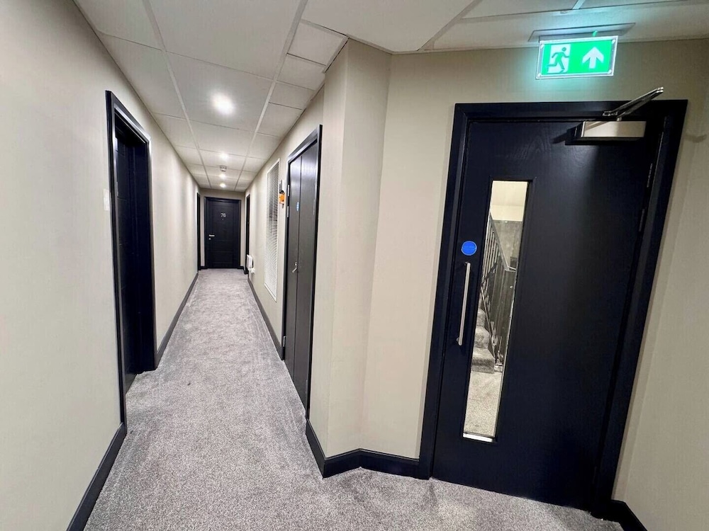 Modern City Apartment - Sleeps 4 & Walk to Arena