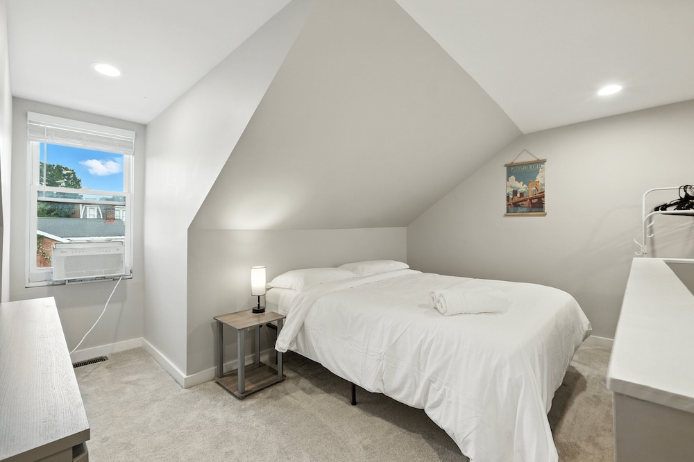 Cozy Historic Row Home- Near Stadiums! 3 Bedroom Home