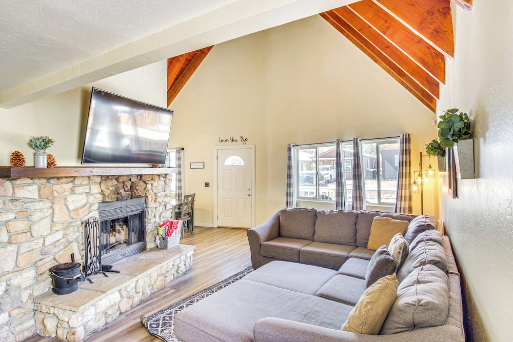 7 Mi to Big Bear Lake: A-frame Home w/ Deck!
