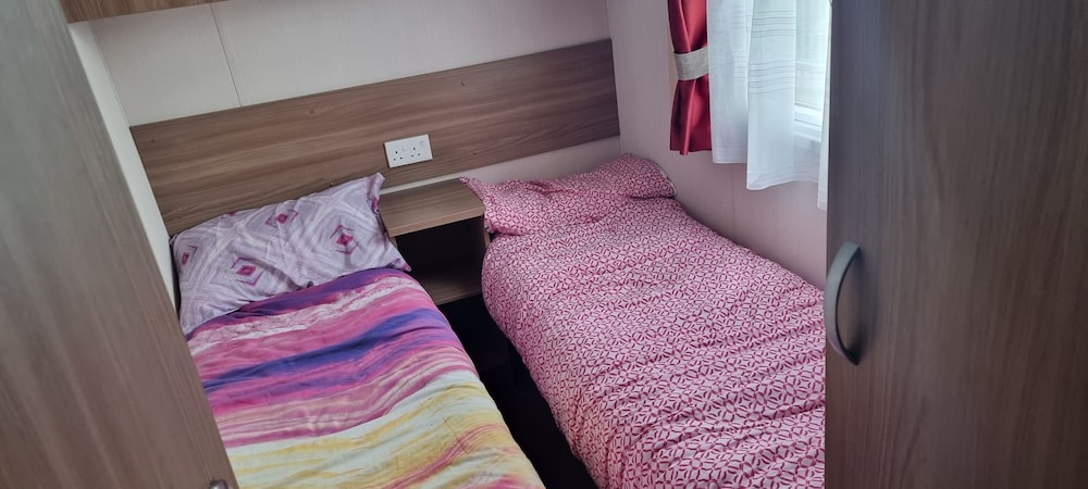 Lovely 8 Berth Direct Beach Access view 4